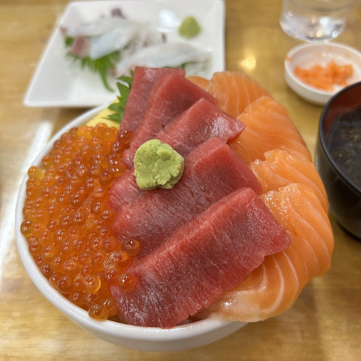 liepopl's tweet photo. 取り急ぎ、海鮮丼です。 https://t.co/qLLf3TLj9A