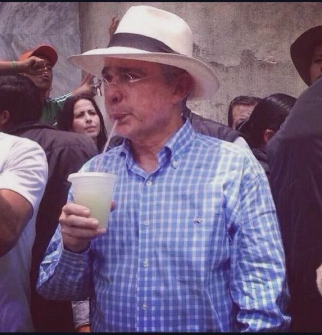 AlejoRest's tweet photo. @HELIODOPTERO Don Uribe lo está mirando mientras sorbe limonada … https://t.co/qPB08Mqcqb