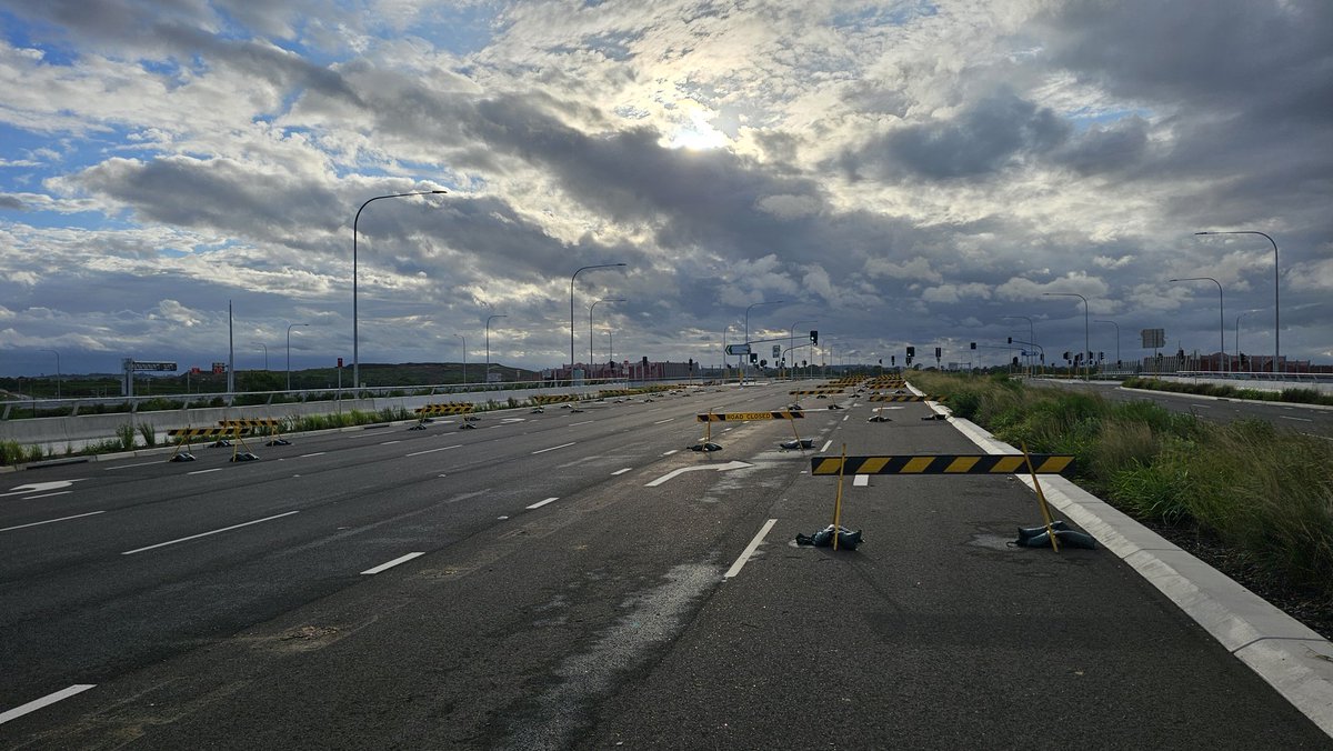 sydwestagribus's tweet photo. You will be able to access the M12 Motorway at the Elizabeth Drive Gateway bridge as of Saturday in addition to Cecil Hills and the Northern Rd. 

M12 Motorway Stage 1 opens 14 March (as you heard it here 1st over the weekend before anyone else!) ✈️ 

#WesternSydneyAirport #WSI https://t.co/XYnZtGe59D