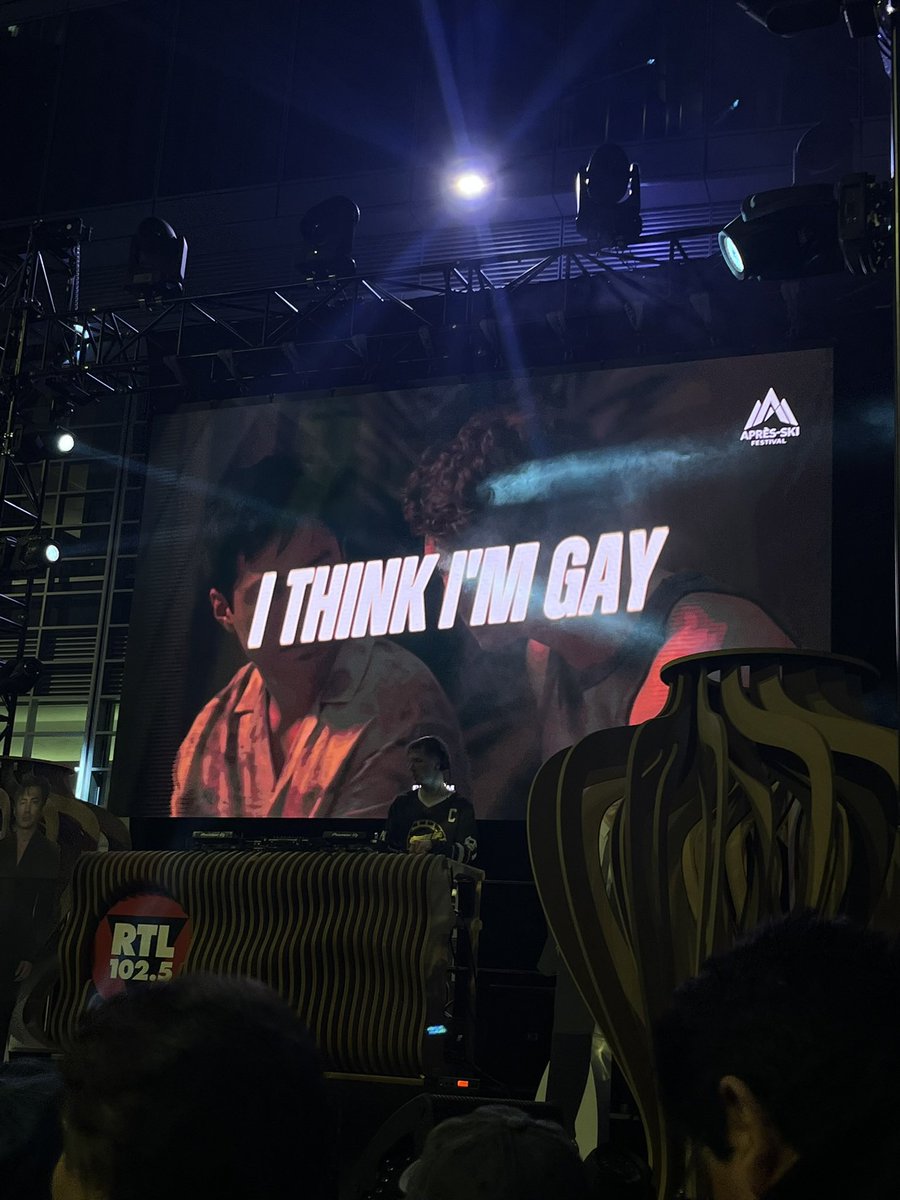 Ieri sera volevo mettere nelle storie questa per fare un coming out sottointeso (i miei amici lo sanno ma tanti conoscenti no) poi non l’ho fatto però mi sto pendendo