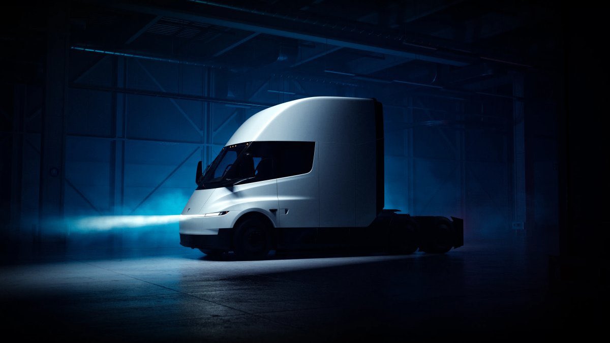 TheTeslaLife's tweet image. First Look Inside the New #TeslaSemi: 10 Cameras, 2 Screens, and More
notateslaapp.com/news/3762/firs…