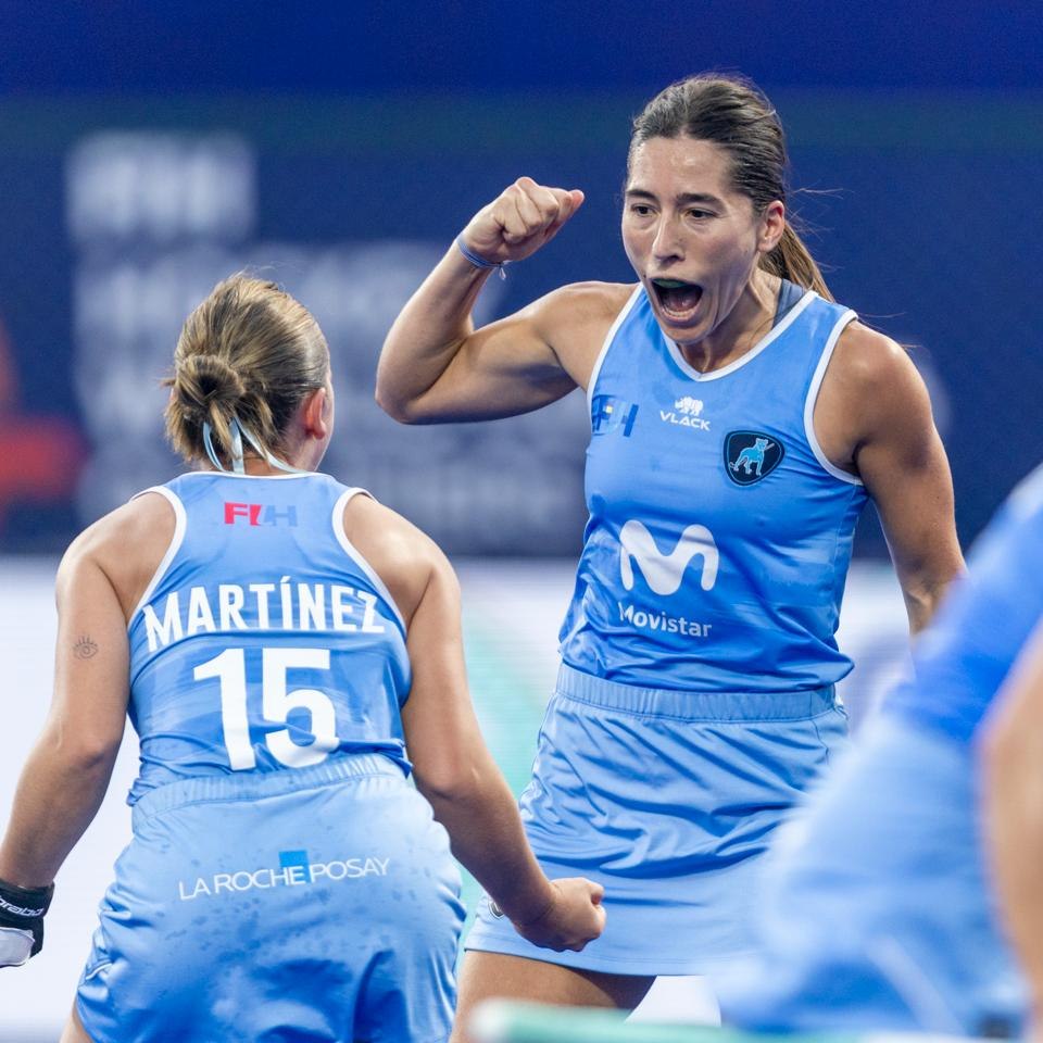 pbenitezuy's tweet photo. 5⃣0⃣goles con Las Cimarronas (en hockey 11, sin contar los torneos de hockey 5)
Goleadora histórica🇺🇾
Manuela Vilar del Valle 🎩
En mayo, cuando complete su contrato con KHC Dragons de Bélgica, vuelve a Uruguay para jugar en Biguá 🦆
#crack https://t.co/5mRcN6hL0s