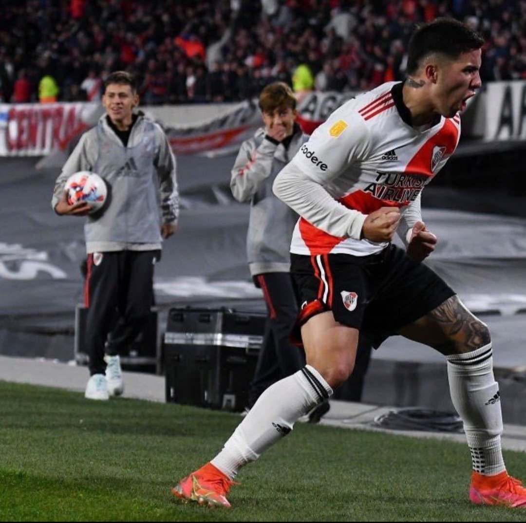 Enzo Fernández festeja. De fondo el Diablito Echeverri.

En una realidad paralela pudimos juntar a estos dos con Julián Álvarez, Mastantuono y Exe Palacios.