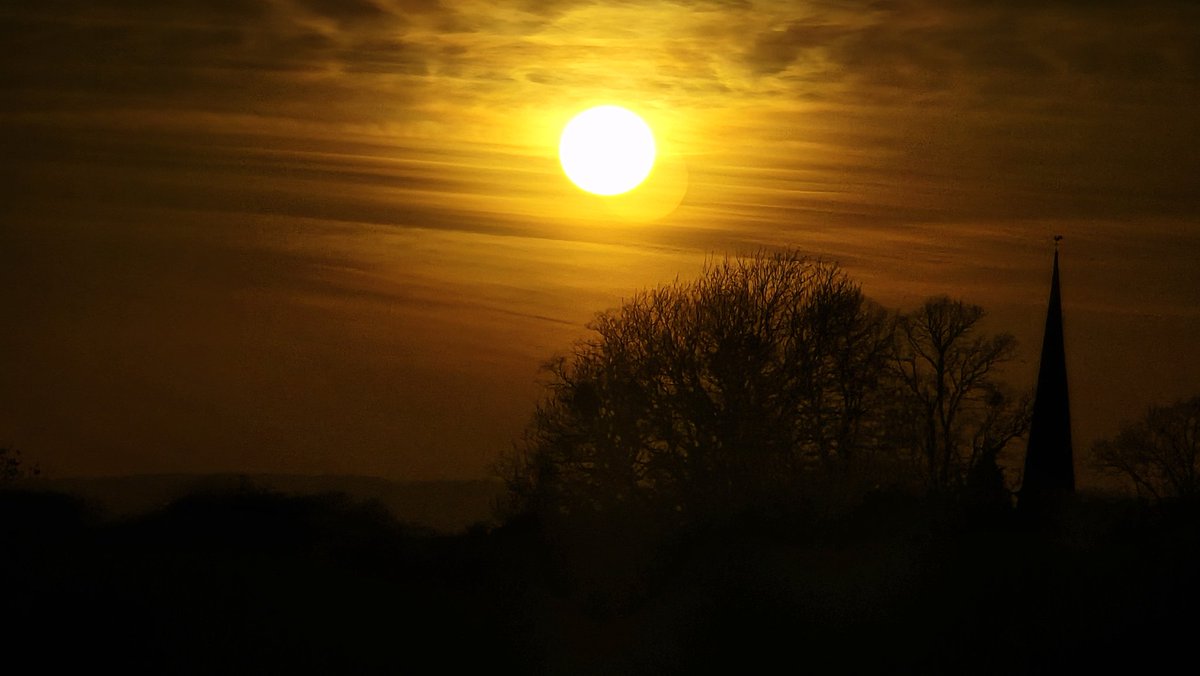 astronomy_dan's tweet image. Heres a Beautiful shot of the Amazing Sunset 🌇 ✨️ over Stonehouse Gloucestershire Using My Samsung Galaxy S24 Ultra On 24/02/26 plus a church ⛪️. @MoonHourSocial @ThePhotoHour @StormHour #Solar #Sunset #Sunsets #Sunshine #Gloucestershire #Stonehouse