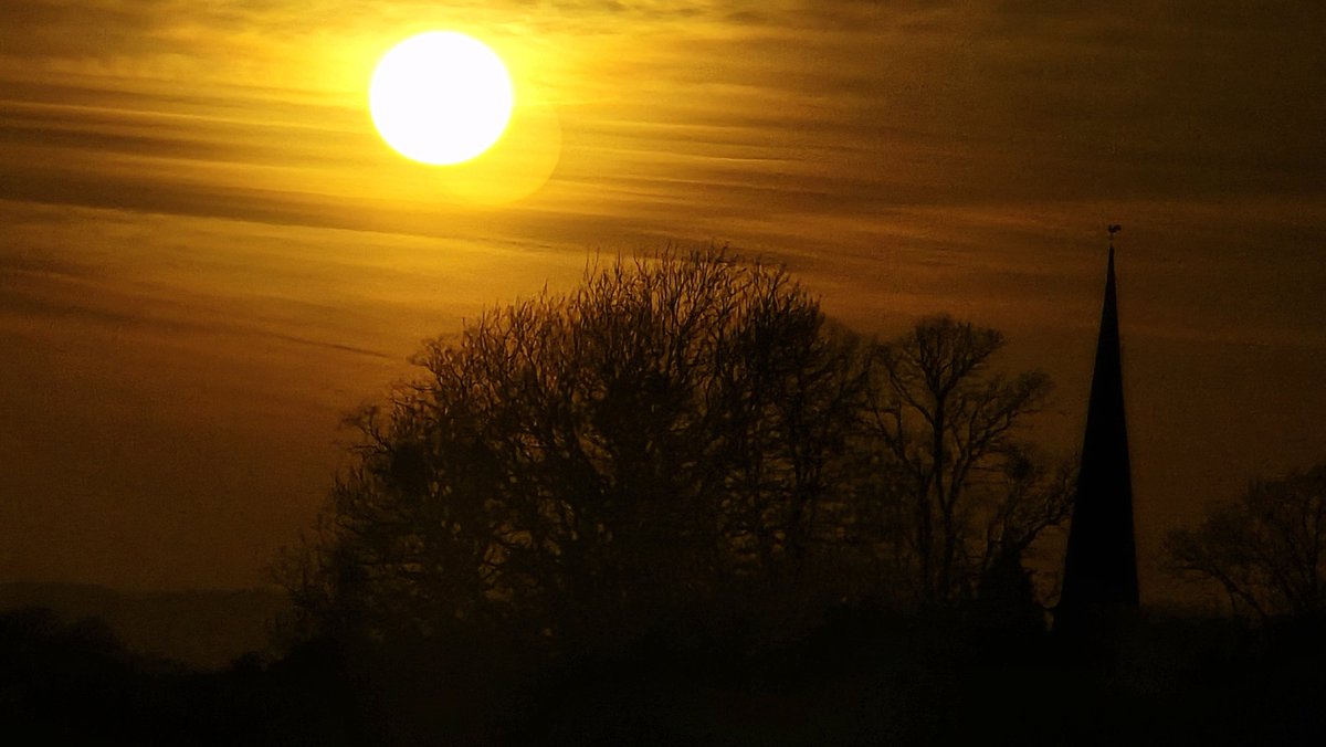 astronomy_dan's tweet image. Heres a Beautiful shot of the Amazing Sunset 🌇 ✨️ over Stonehouse Gloucestershire Using My Samsung Galaxy S24 Ultra On 24/02/26 plus a church ⛪️. @MoonHourSocial @ThePhotoHour @StormHour #Solar #Sunset #Sunsets #Sunshine #Gloucestershire #Stonehouse