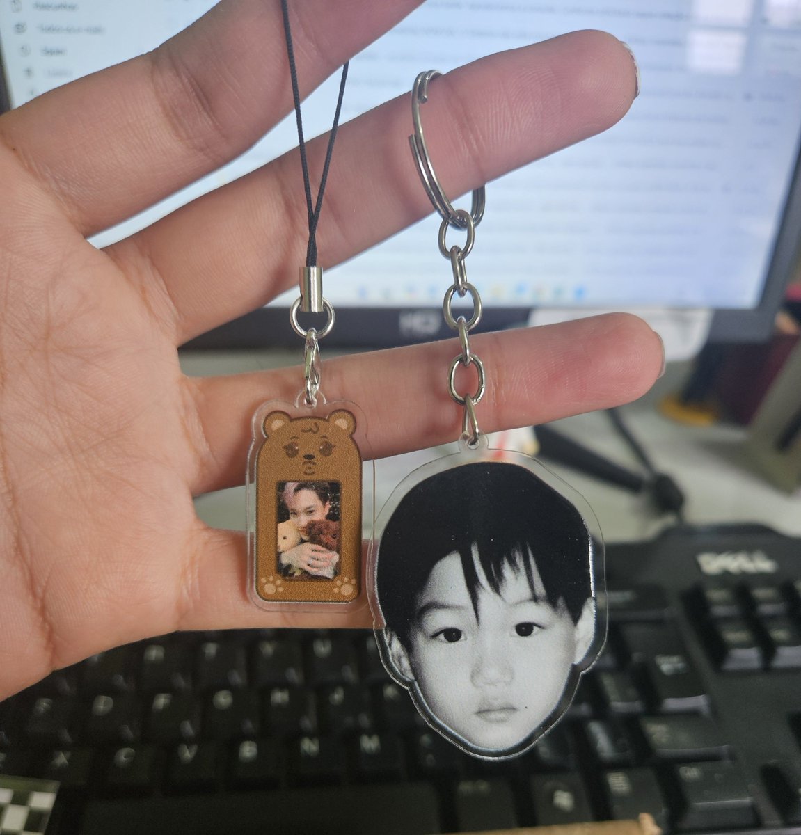 aflohh's tweet photo. chegaram!!!!🐻🤎 simplesmente apaixonada nesse mini chaveiro e no chaveiro cabeçudo do kai 🥺

mt difícil achar produto fanmade nacional do kim jongin...

obrigada!!!🩷 @AstraMerch @ghostinbbyun https://t.co/ydJQRTvijv