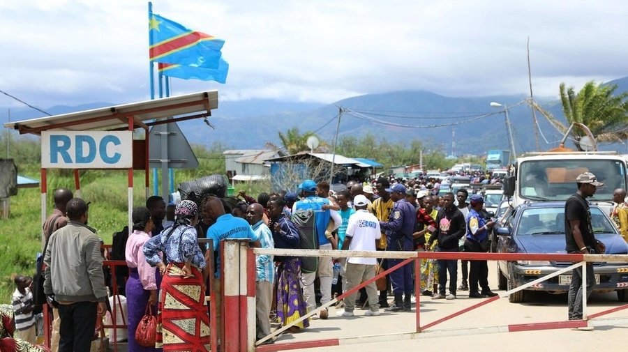#MOBILITÉ #FRONTIÈRE
Le trafic journalier dans le poste-frontière d'Uvira (RDC) -Bujumbura (Burundi) est estimé à 10 000 personnes et 500 camions de marchandises. Déclaration  du Gouverneur du Sud-Kivu JJ  Purusi rapportée par l'ACP.