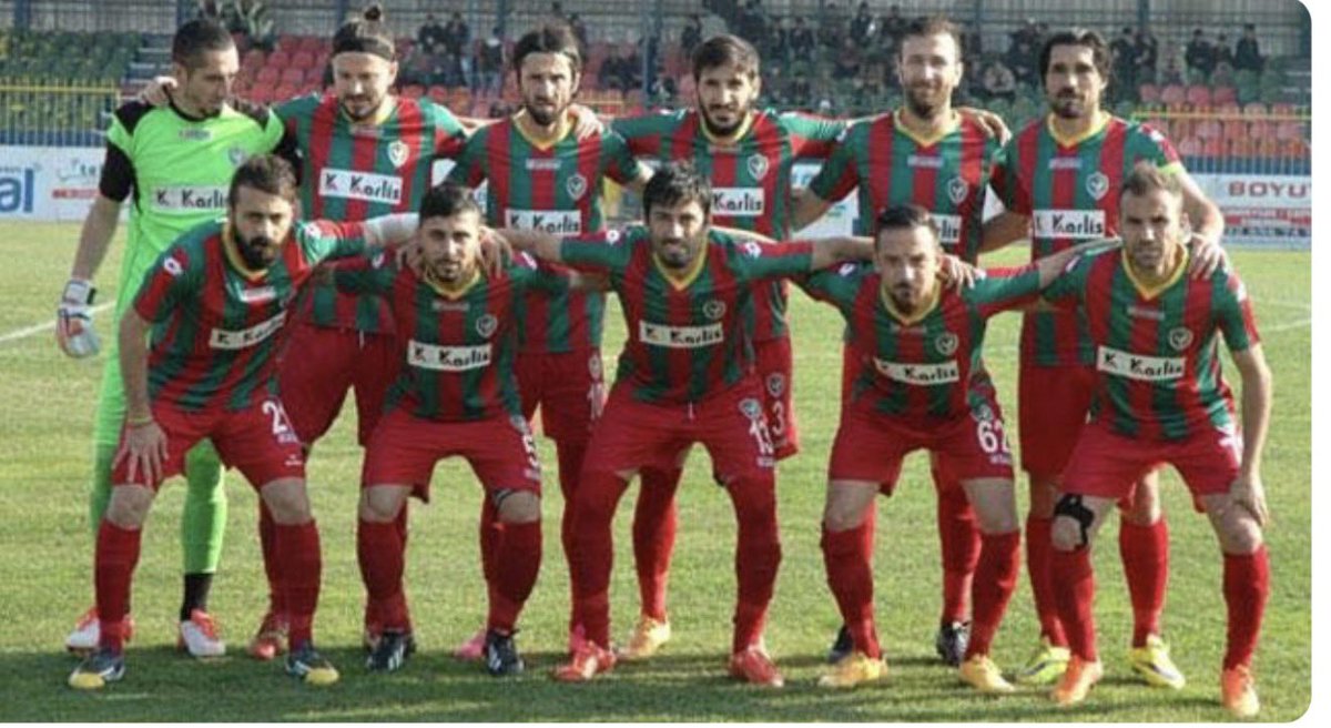 muratkamed's tweet photo. Dicle ve Hevsel tribünleri vardı. Taraftar grubu liderleri maç arasında gelip hepimizden para topladılar, taraftar cebindeki dolmuş parasını dahi vermişti. Ceza bu şekilde ödenmişti, takımın %90’ı bölge çocuklarından oluşuyordu. 

Deniz, Apo, Ferrari Tekin, Ercan, Kaptan, Sıddık, Önder, Caner, Mansur, Serkan, Erhan ve Yusuf… 

Tartışmasız Amedspor’un en güzel yılları… 

Çünkü tek çıkar Amedspordu…