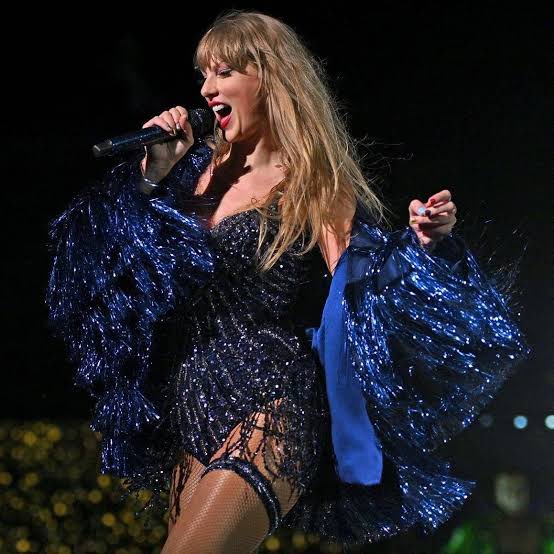 rwylmolly's tweet photo. glad to see the blue karma jacket is still employed https://t.co/lyjDGL0jgW