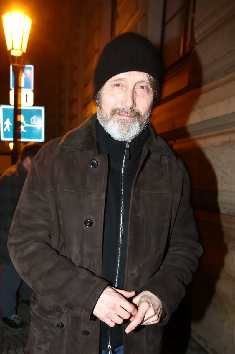 Hachiware_fr's tweet image. Mads is #Twinning with the unc dog in NEW pictures of him in Prague