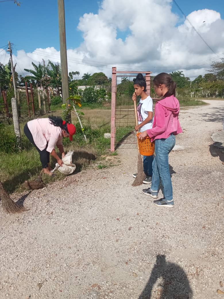 Los estudiantes de la escuela especial realizando labores de higienización de su institución. #Chambas