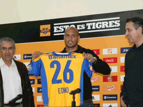 He leído algunos tigres diciendo que Rayados quiere ser como ellos por poner a Nico de DT, así como ellos pusieron a Pizarro.

Nadamas les dejo esta imagen para que vean al grado de como imitan ellos.