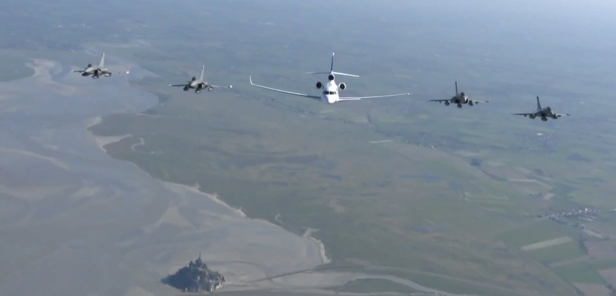 Macron arrive en Falcon, escorté par 4 rafales, fait filmer la scène puis qui annonce le renfort de l'arsenal nucléaire et l'opacification des chiffres relatifs devant Le Temeraire 

La comm' extérieure c'est bien le seul truc que j'accepte de lui concéder comme talent