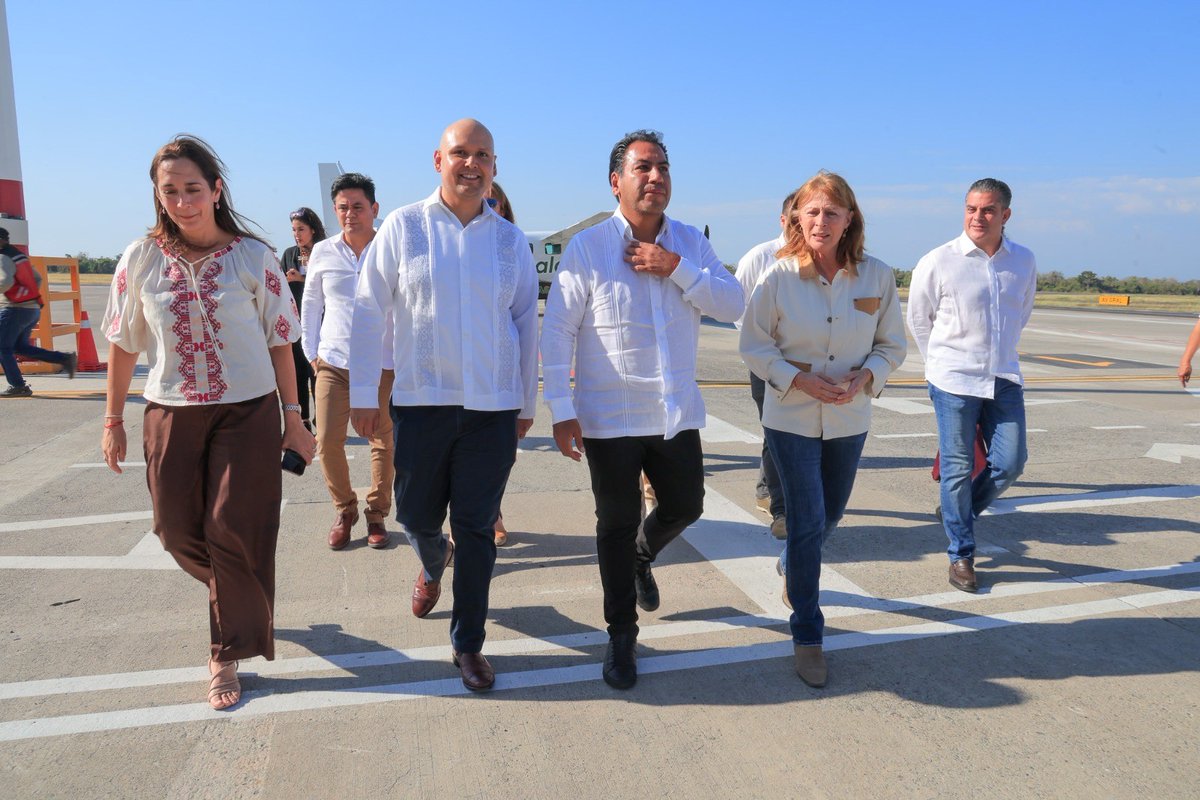 La Titular <a href="/tatclouthier/">Tatiana Clouthier</a> sostuvo una reunión de trabajo con el gobernador <a href="/ramirezlalo_/">Eduardo Ramírez</a> en Tapachula para presentar la Estrategia Integral de Atención a las Comunidades Mexicanas en la Frontera. 🇲🇽