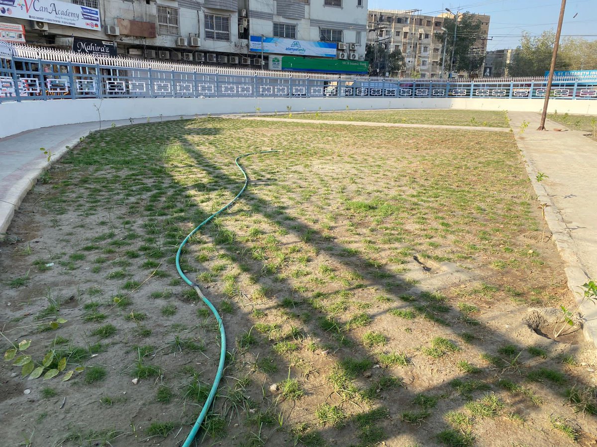 ZuaidJunejo1's tweet photo. Mayor Hyderabad Mr @KashifShoroPPP visited the under-construction Shaheed Nasir Hussain Park in Latifabad No. 7, directing officials to ensure quality work and timely completion for a safe, modern public space.
#HMCWorks https://t.co/vRe4JtEo7Z