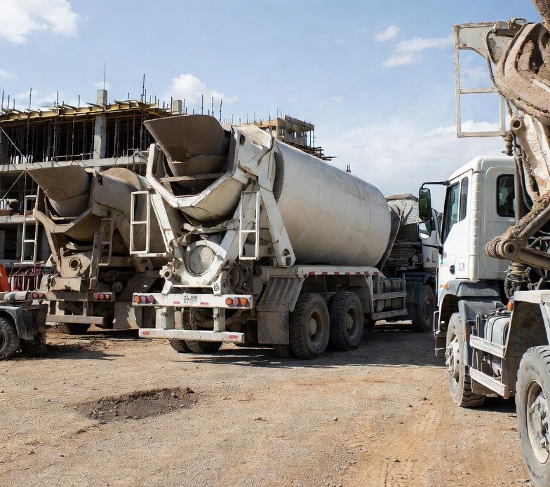 GoKleanDeLand's tweet photo. Your mixer truck isn’t a sculpture.

Hardened concrete = downtime, corrosion, labor hours.

There’s a better way.

See Sandstorm in action: 
Sandstorm Concrete Remover for Equipment &amp; Fleets | GoKlean

#Construction #IndustrialCleaning https://t.co/ZEMzfzCN0W