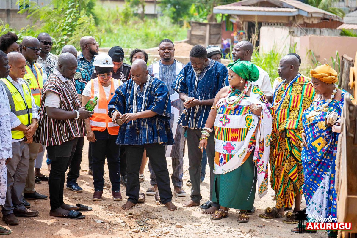 elikplim_a's tweet photo. Today marks a historic turning point as Hon. Elikplim Akurugu officially break ground on the construction of the Narhman - Musuku road. For the first time ever, these 5.2 kilometers will be transformed into a modern, asphalted roadway.
#NewRoads
#Dome-KwabenyaConstituency https://t.co/6HuFQOvObF