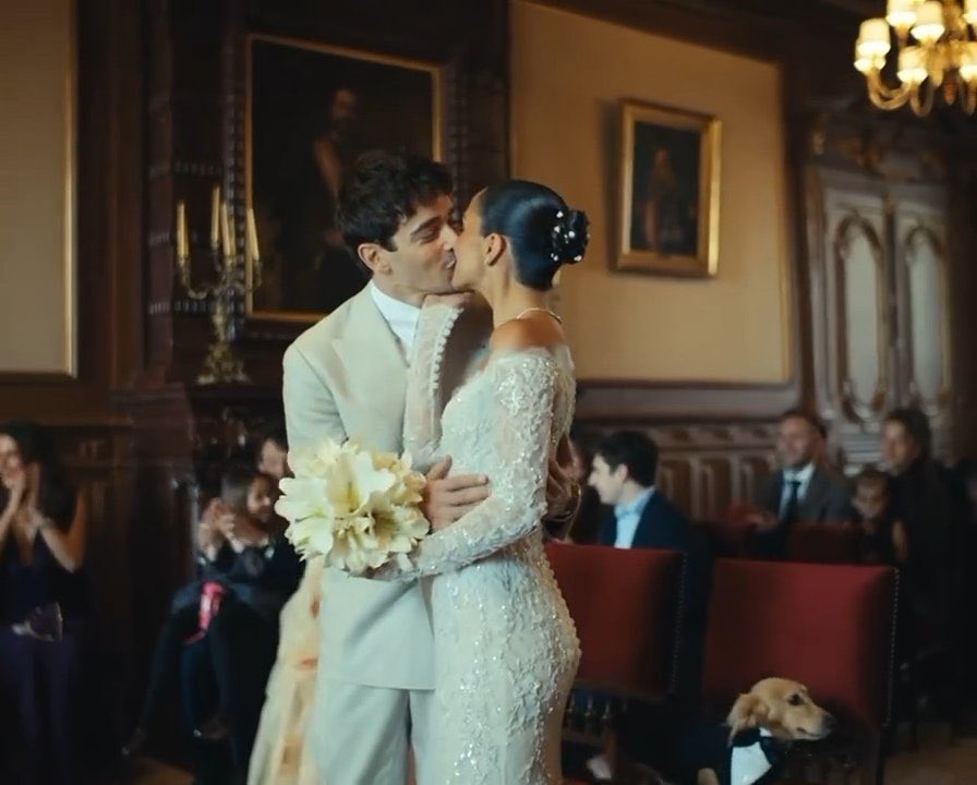 JAJAJAJAJA QUE HACE LEO SENTADO EN EL CASAMIENTO DE LECLERC