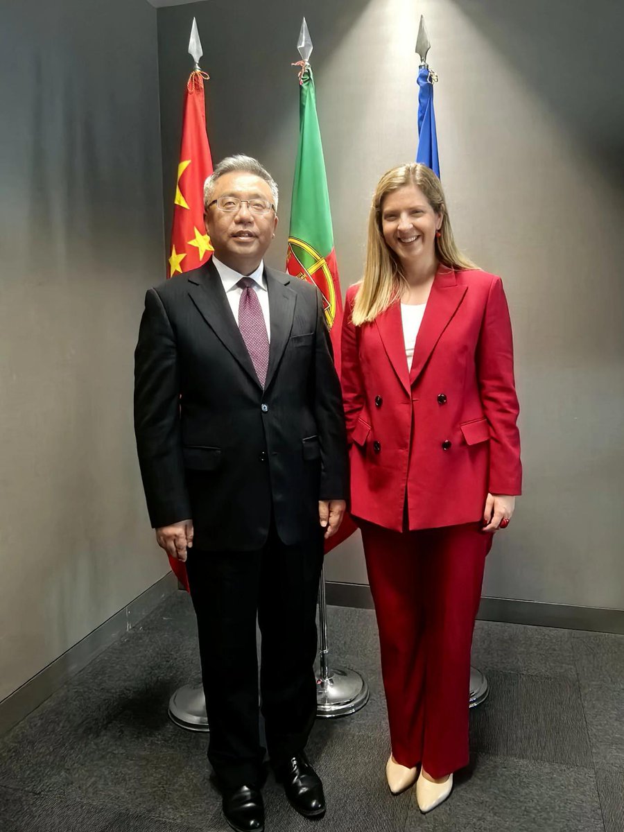 O Sr. Embaixador Yang Yirui encontrou-se com a Ministra da Cultura, Juventude e Desporto de Portugal, Sra. Margarida Balseiro Lopes. As duas partes trocaram opiniões sobre as relações bilaterais, as cooperações e intercâmbios culturais entre os dois países.
O Embaixador Yang