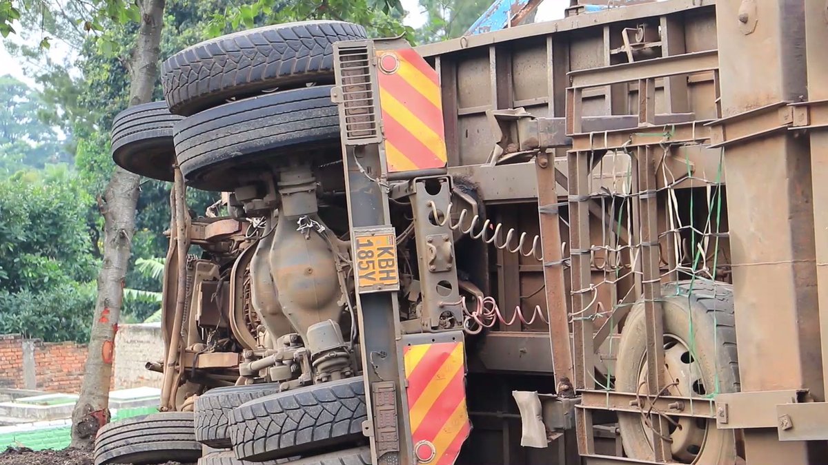 DrJacques_S1's tweet photo. Mwiriweho neza bantu dukoresha umuhanda muri rusange? Ese mwitwara mute, mu rwego rwo kwirinda impanuka, mboneyeho no kwibariza @Rwandapolice ese iyo twigengeseye ariko bikanga tukisanga twakoze impanuka, bigenda bite iyo umuntu atakarijemo ubuzima yariyatendetswe? #TURINDANE https://t.co/HG4lkH05Ir