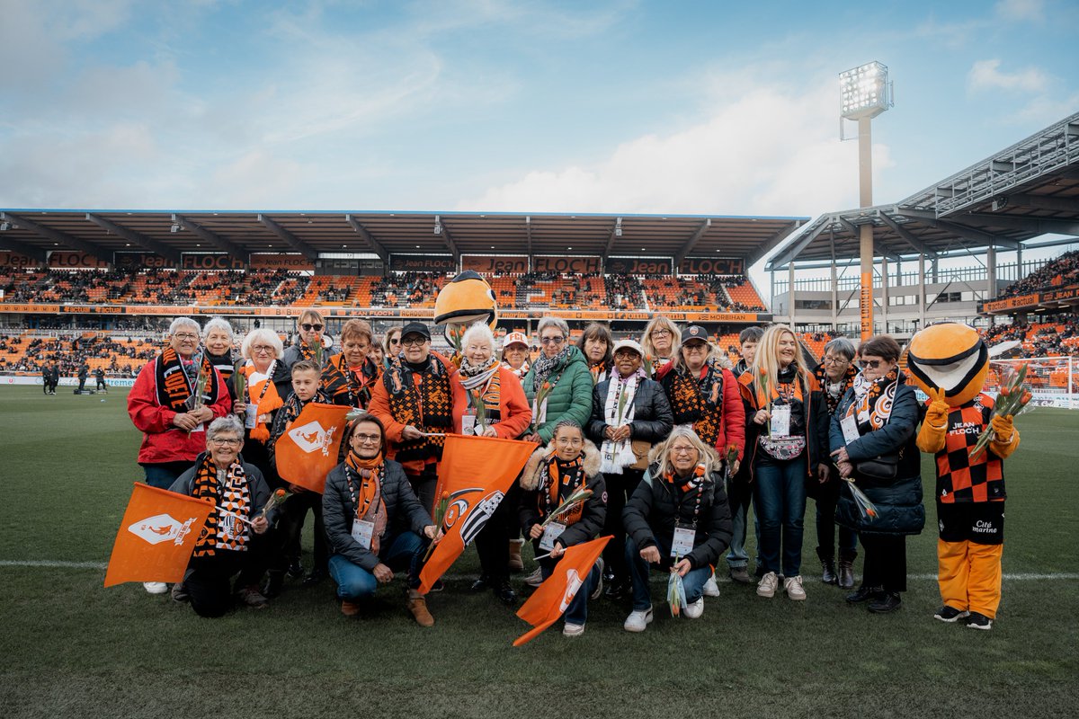 FCLorient's tweet photo. Au stade, nos mamies tango et noir ont été mises à l'honneur 👵🧡 

Goûter géant avec 1⃣0⃣0⃣0⃣ crêpes offertes, échauffement en bord terrain pour nos grands-mères abonnées, animations, cadeaux...

De beaux moments d'échanges et de partage 🫶 https://t.co/LFo5aH3LKK