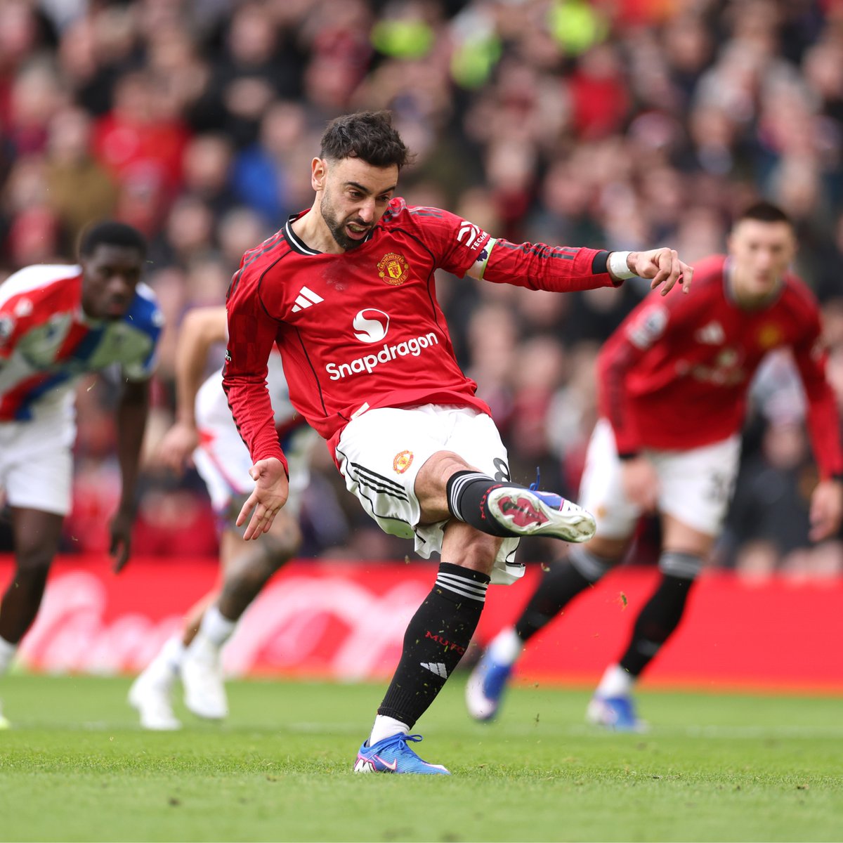 ManUtd's tweet photo. 🙌 @B_Fernandes8 is nominated for the #PL Player of the Matchweek 👏

Vote for the skipper 👇🗳️