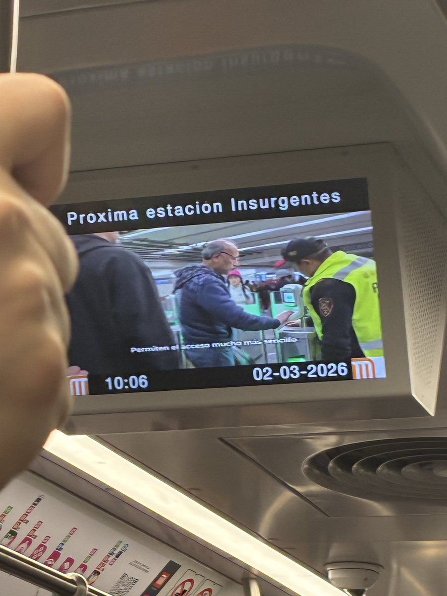 En las pantallas del <a href="/metrocdmx/">MetroCDMX</a> el impresentable <a href="/AdrianRubalcava/">Adrián Rubalcava</a> presume las nuevas tecnologías de acceso en torniquetes, mientras el tren lleva 10 minutos parado en estación Sevilla de la línea  1, que le tomó  a la Tde4a 3 años y una fortuna en “remodelar”  y no funciona.
