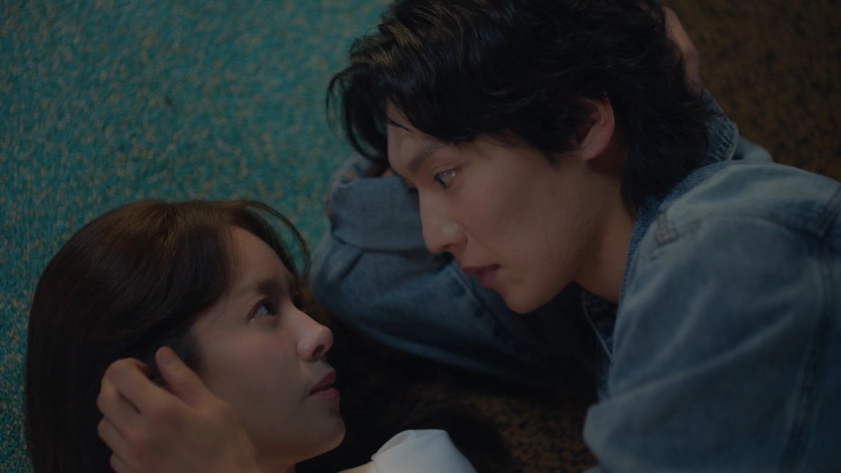 scene was nicely done but i wish it was longer, the key heart fluttering point to me in webtoon was their easy-flowing chat before the merrygoround - their views on 자만추, uiyeong even confiding the dohyun fiasco
her subtly realising how happy she was, how well they got along