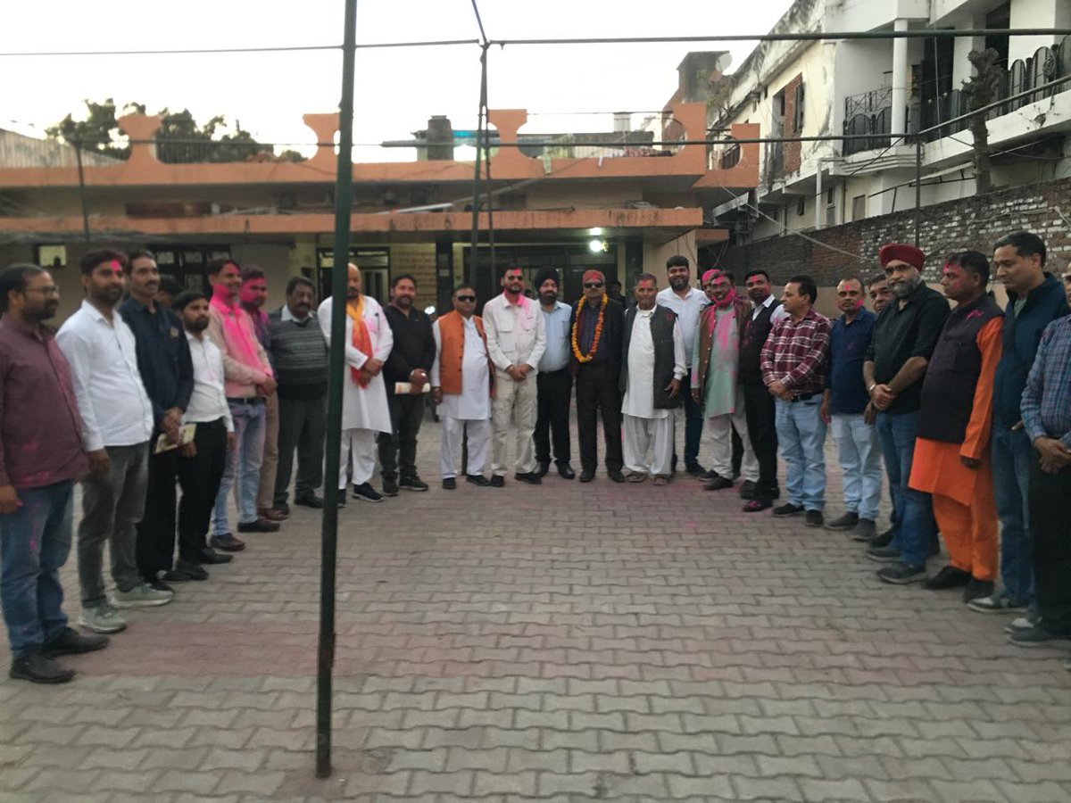 journlistuk's tweet photo. कुमायूं युवा प्रेस क्लब द्वारा आयोजित होली मिलन कार्यक्रम में भाईचारा एकता मंच के केंद्रीय अध्यक्ष के पी गंगवार पत्रकार साथियों के साथ https://t.co/Z4N1o5626G