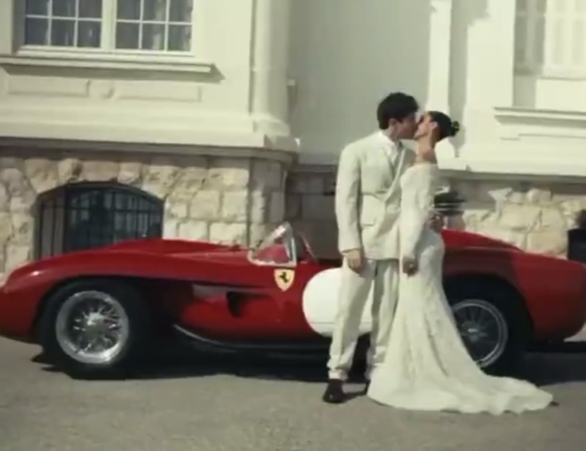 ma questi si sono fatti tutte le foto matrimoniali con la Ferrari dietro io non so se ci stiamo rendendo conto (AURA)