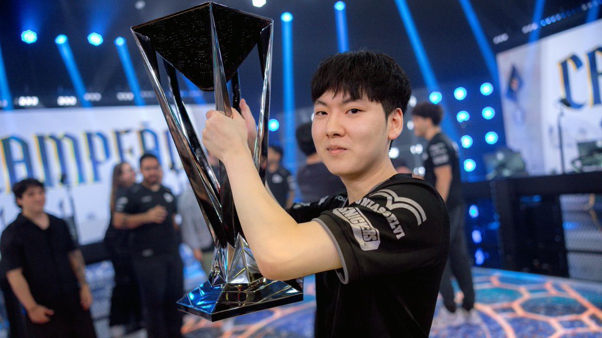 clutchnews_br's tweet photo. 📊 Com título da Copa CBLOL, LOUD empata como organização com maior quantidade de títulos nacionais (Tier 1):

🥇🇧🇷 INTZ: 5 títulos
🥇🇧🇷 LOUD: 5 títulos 🆕
🥈🇧🇷 paiN Gaming: 4 títulos
🥈🇧🇷 KaBuM!: 4 títulos
🥉🇧🇷 Red Canids: 3 títulos https://t.co/G1htUhOqZf
