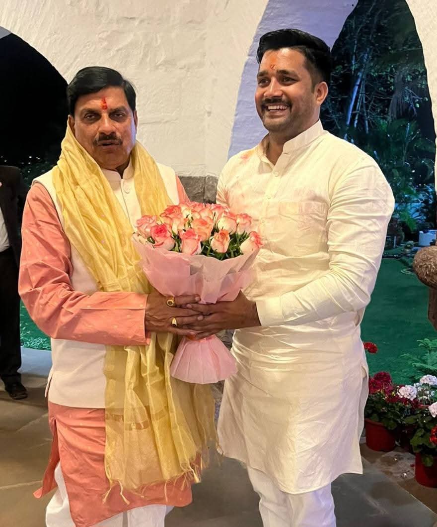 BhashitDixit's tweet photo. आज भोपाल में मुख्यमंत्री निवास में लोकप्रिय मुख्यमंत्री आदरणीय @DrMohanYadav51 जी से शिष्टाचार भेंट कर उनका स्नेह, आशीर्वाद एवं मार्गदर्शन प्राप्त किया।

उनका दूरदर्शी नेतृत्व और विकास के प्रति प्रतिबद्धता हम सभी कार्यकर्ताओं के लिए प्रेरणास्रोत है। https://t.co/Kq0RuOmEnJ