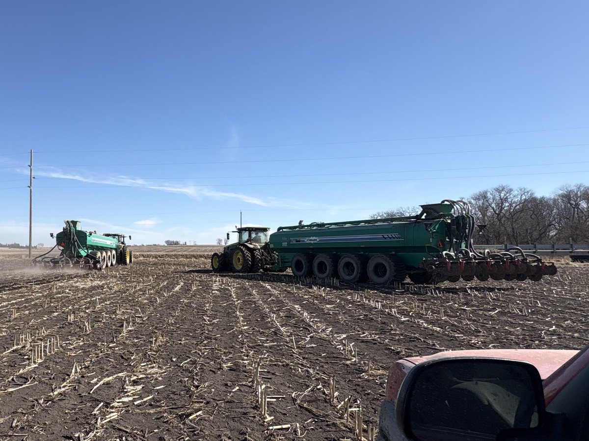 kale_nelson's tweet photo. @Nebraskero @taylorcmoyer @SawyerWhisler Liquid manure application in our area has gone that route Pretty close to all of it gets applied by a custom applicator like myself The investment in the equipment is getting high enough that we are entertaining traveling Primarily corn and soybeans here we sit almost 275 days https://t.co/keuh59wpKz
