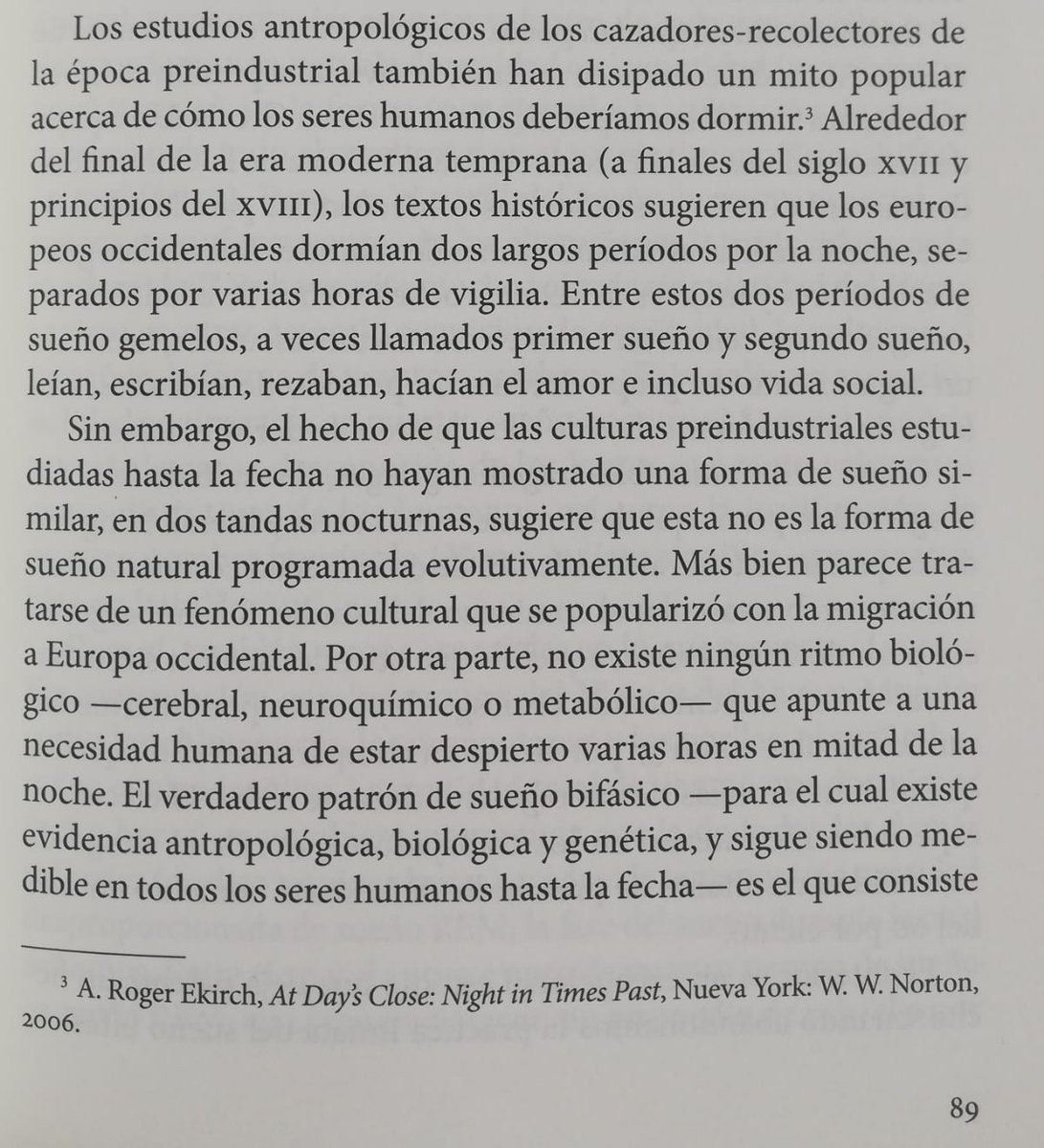 samudice's tweet photo. @pitiklinov Según Matthew Walker en "Por qué dormimos" eso es un mito y el patrón natural de sueño bifásico es el de la siesta vespertina.

Continuación del texto de la foto:
"...(consiste) en un episodio más largo de sueño continuado por la noche, seguido de una siesta corta a media tarde". https://t.co/J0aK3nVUh8