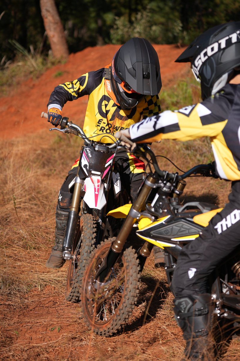 SUR_RON_JP's tweet image. Hyper Beeは成長に合わせて調整可能。

12/10インチホイール＋ローシート仕様でシート高は630mm〜710mmまで対応。

はじめての一台から、本格的に走れる一台へ。

“長く乗れるキッズモデル”です。

#HyperBee #Surron #キッズバイク
#Eモト