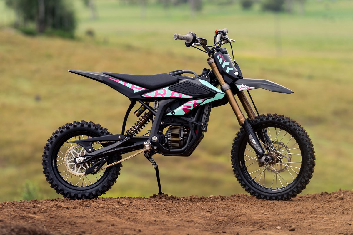 SUR_RON_JP's tweet image. Hyper Beeは成長に合わせて調整可能。

12/10インチホイール＋ローシート仕様でシート高は630mm〜710mmまで対応。

はじめての一台から、本格的に走れる一台へ。

“長く乗れるキッズモデル”です。

#HyperBee #Surron #キッズバイク
#Eモト