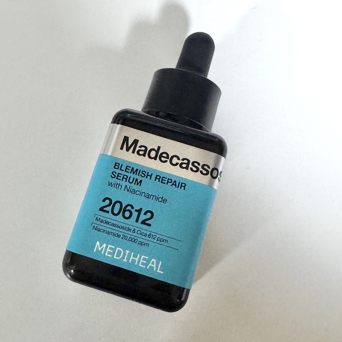 #오늘의공병

메디힐 마데카소사이드 흔적 리페어 세럼
ㄴ 되게 빠르게 한통 다 쓴 느낌.. 팍팍 발라도 흡수가 잘됨 이거 올려놓고 뷰티디바이스 돌리니까 광쩔었음 근데 흔적케어에 효과 보신 분 많은 거 같은데 턱 트러블 흔적이 옅어지긴 한..거같기도..? 근데 한통 다 쓸 동안 없어지진 않았답니다