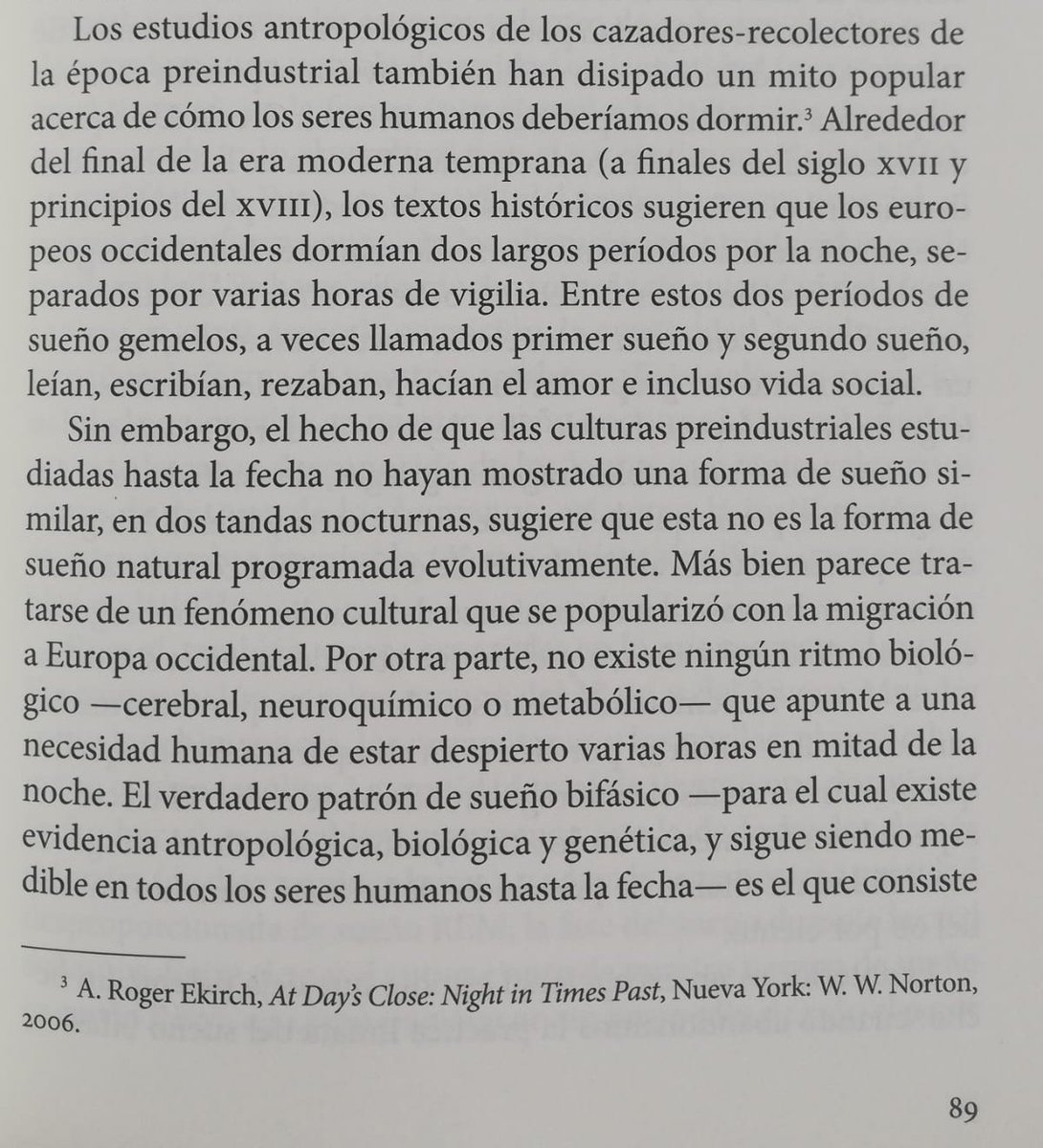 Según Matthew Walker en "Por qué dormimos" eso es un mito y el patrón natural de sueño bifásico es el de la siesta vespertina.

Continuación del texto de la foto:
"...(consiste) en un episodio más largo de sueño continuado por la noche, seguido de una siesta corta a media tarde".