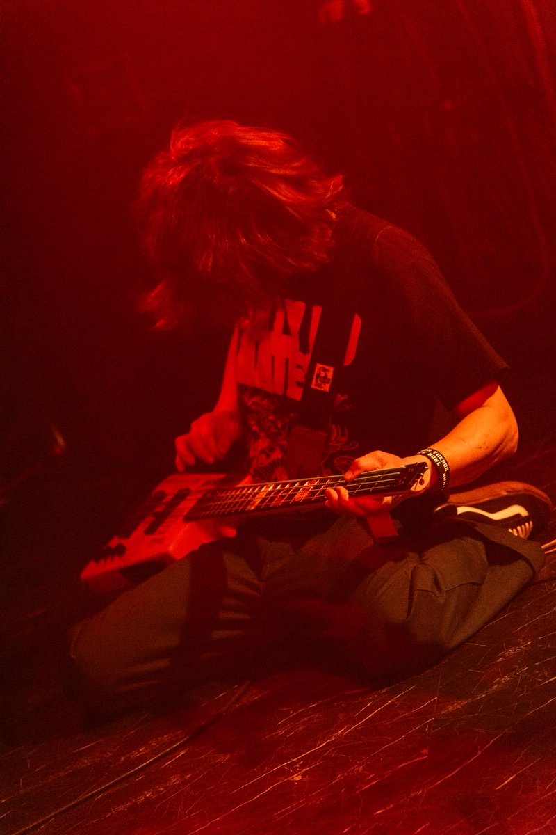 samuraispace's tweet photo. #🎸 こないだのライブの 俺。
すわって弾きたくなるねん。^ ^
#Steinberger #スタインバーガー #ベース #bass
#ベースギター #サムスペ #samspe https://t.co/2MuhL4Fp2D
