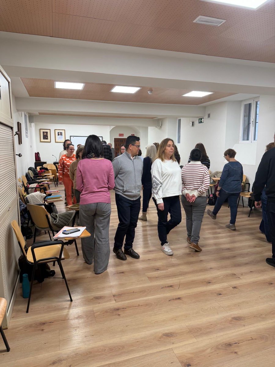 dee_archimadrid's tweet photo. Hoy comienza en la DEE un taller especializado para profesores de Religión centrado en la técnica del psicodrama bíblico, por un lado, profundiza en la espiritualidad personal del docente ofreciendo recursos dinámicos para renovar la didáctica en el aula. https://t.co/vu3kR4dcyG