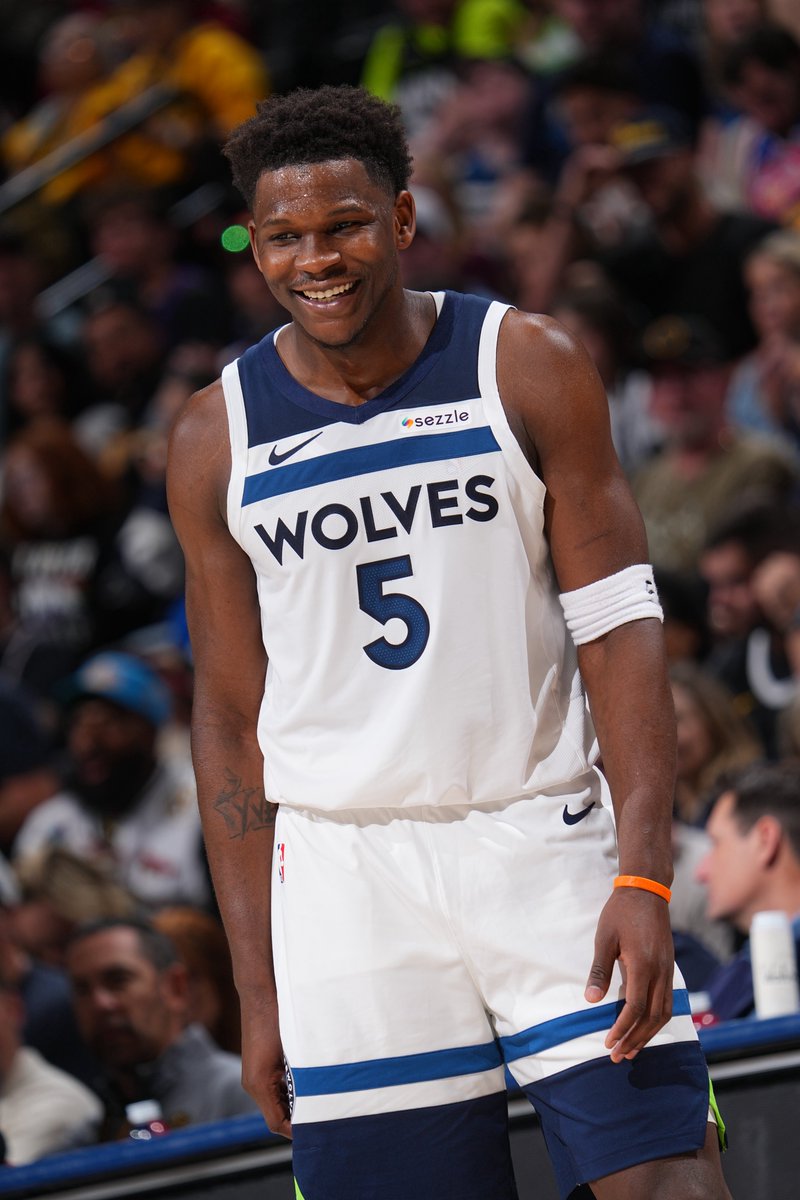 SEEDING SCRAMBLE: A mere 1½ games separate the Nos. 3-6 teams in the Western Conference standings with six weeks remaining in the regular season. The No. 4 Minnesota Timberwolves moved into a virtual tie with the No. 3 Houston Rockets after yesterday’s victory over the No. 5