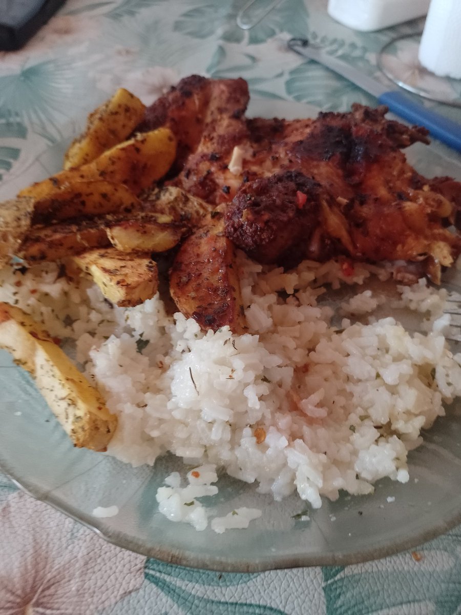 Garner14Mayra's tweet photo. @CanizaresFloor Alitas con arroz y papas al horno, con mucho picante 🌶️😋 https://t.co/oPxCoVOLJr