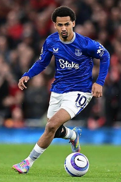 "مويس يغزو الملاعب الإنجليزية! لا أحد يوقف إيفرتون خارج الديار تحت قيادة ديفيد مويس. 12 انتصاراً في أقل من عام ونصف، ليتصدر الفريق قائمة الأكثر فوزاً بعيداً عن أرضه في البريميرليغ! هل عاد إيفرتون ليصبح كابوس الكبار خارج 