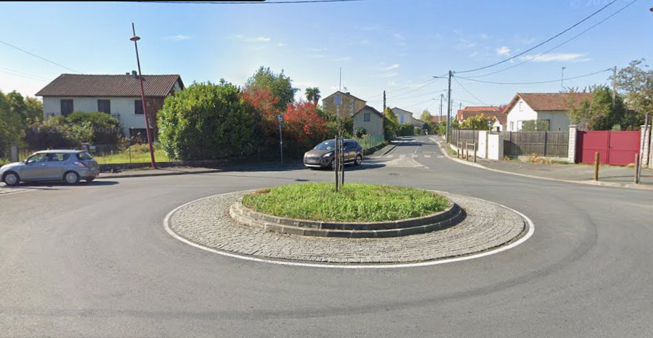 🔴 <a href="/Valeurs/">Valeurs actuelles ن</a> | Un automobiliste de 89 ans a été tabassé à Bergerac, après avoir été percuté par un jeune s'adonnant à un rodéo en deux roues. L'octogénaire s'était arrêté après la collision, lorsqu'il a été frappé, et son véhicule avec. Il a été conduit à l'hôpital, a-t-on appris