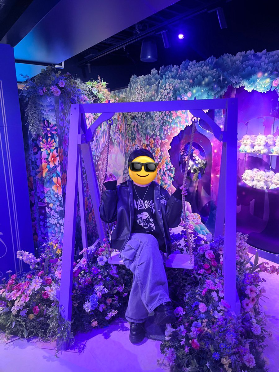 krom_assasin's tweet photo. バカデカ新宿のクソデカディズニーストアにボケデカフォトスポットがあったので激デカ写 https://t.co/Vrd46IUYzF