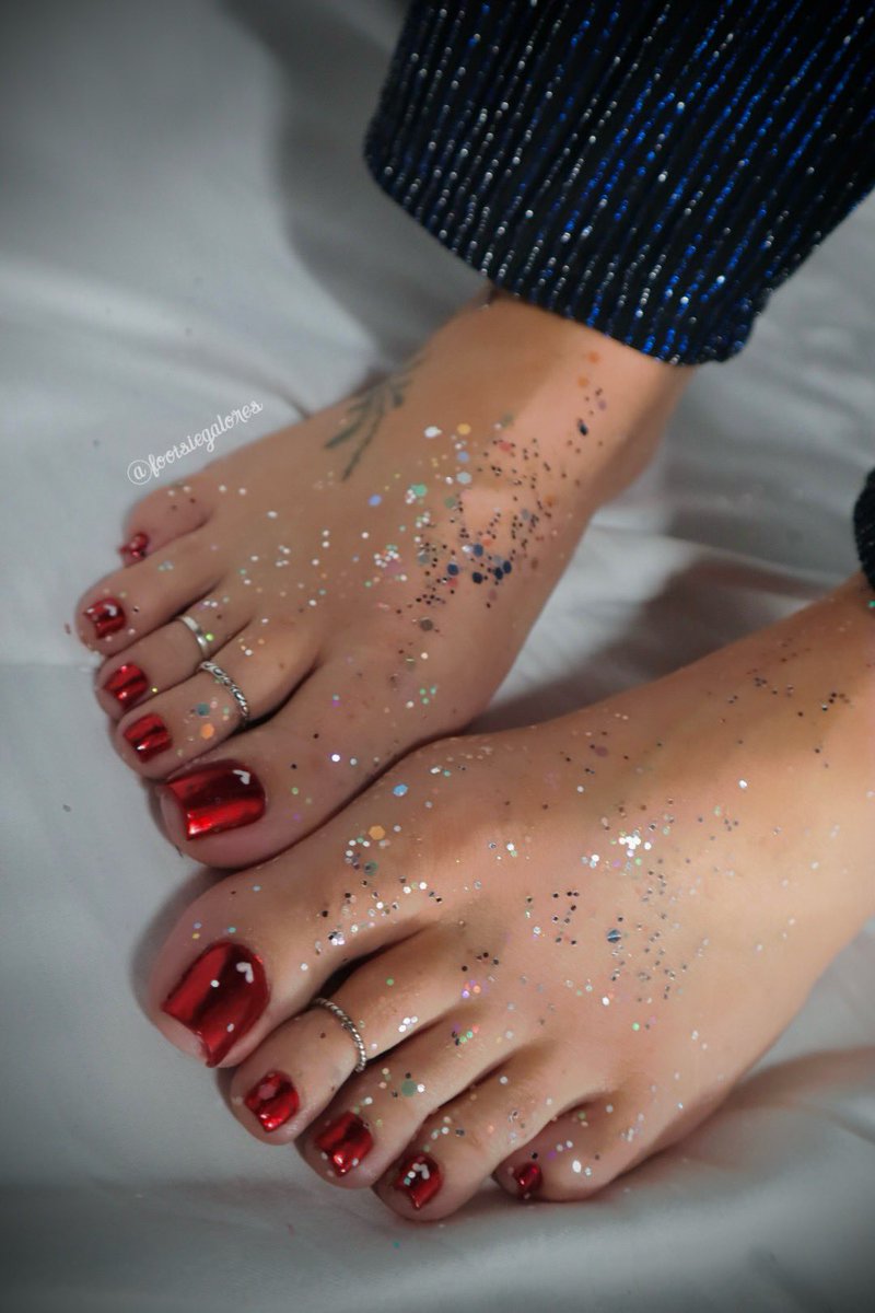 footsiegalore's tweet photo. Skin that sparkles like glitter in the moonlight ✨ full sets and full glitter videos up on ohh eff 😘 https://t.co/YQRMjL3SEv