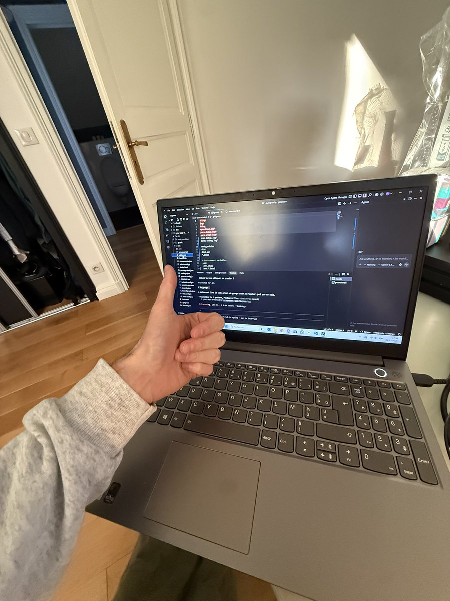 Day job : done ✅

Now shifting gears and putting my student hat back on. Building a brand new app tonight for a school project 🎓