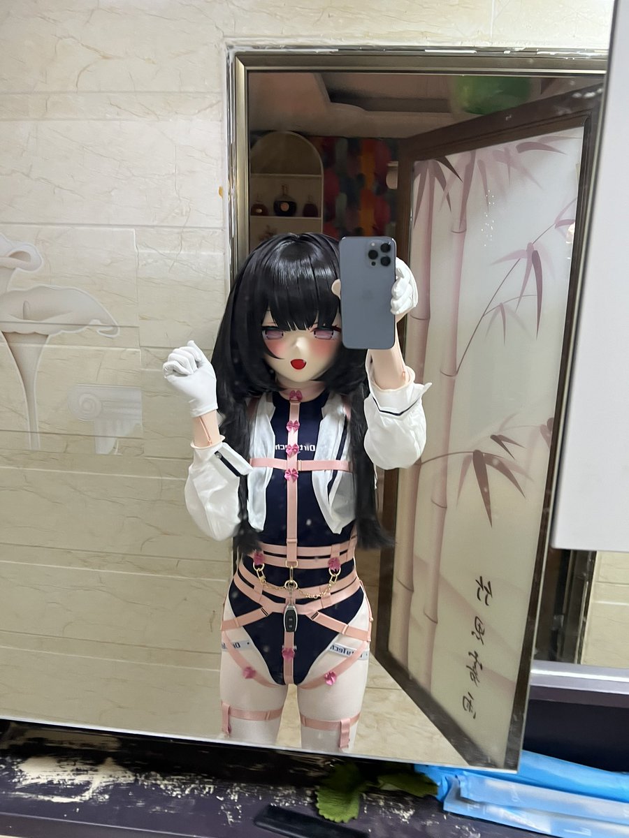 变娃刚穿到一半，屋里传来烤肉的香气，嘴角流下悔恨的泪水，遂停止变娃下楼爽吃…胃是满足了，但是肚子被烤串搞大了😭
#kigurumi #着ぐるみ  #长风 
感谢天安两位师傅的倾力奉献