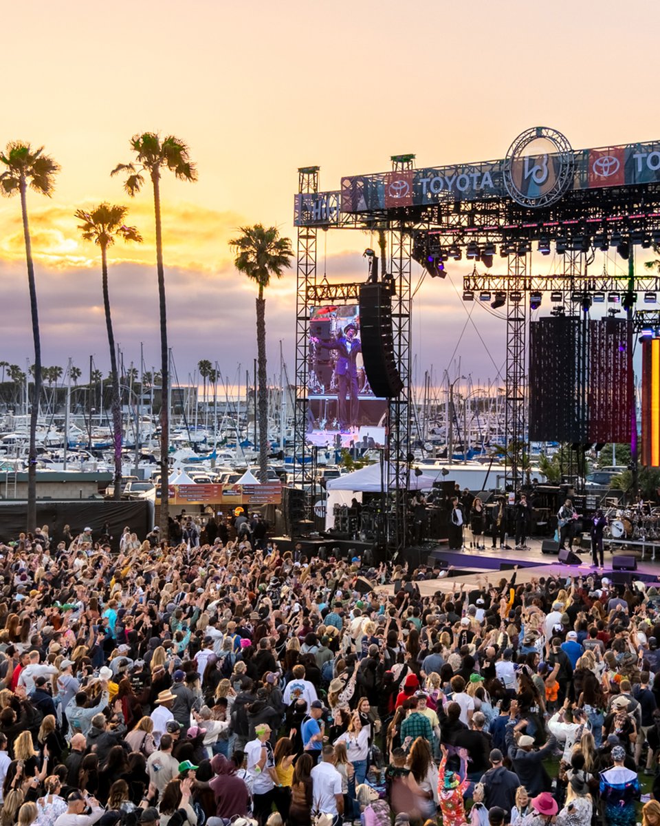 SPIN's tweet image. The SoCal music festival calendar was once reliable and abundant. But in 2026, it feels strangely quiet except for the highly anticipated @BeachLifeFest.

So why is it thriving while larger, corporate-backed events pause, pivot, or fade away?

spin.com/2025/02/3-big-…

#partner