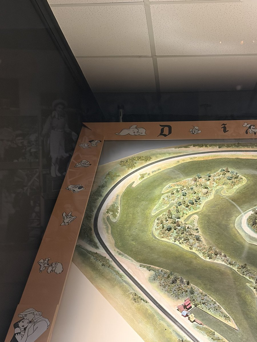 Idk if this is news to anyone but you can still see the Br’ers at WDW. They’re on the border of the Disneyland model and the Walt museum in Hollywood Studios.

Now that makes two whole references to Splash/SotS (the second reference being Laughin Place playing at the MK entrance)